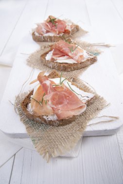 Ekmek, peynir ve jambon 