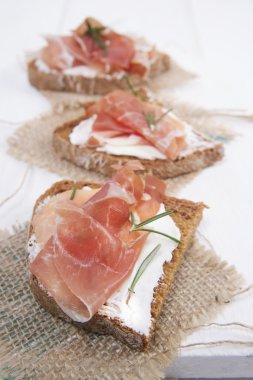 Ekmek, peynir ve jambon 