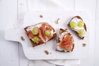 Ekmek, peynir, jambon ve üzüm 