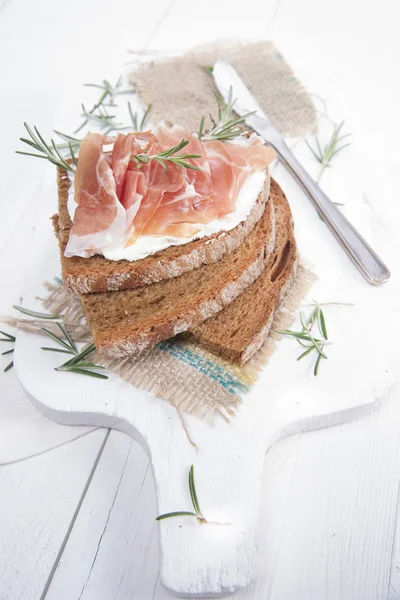 Bröd, ost och skinka — Stockfoto