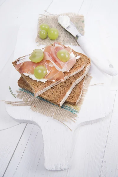 Ekmek, peynir, jambon ve üzüm — Stok fotoğraf