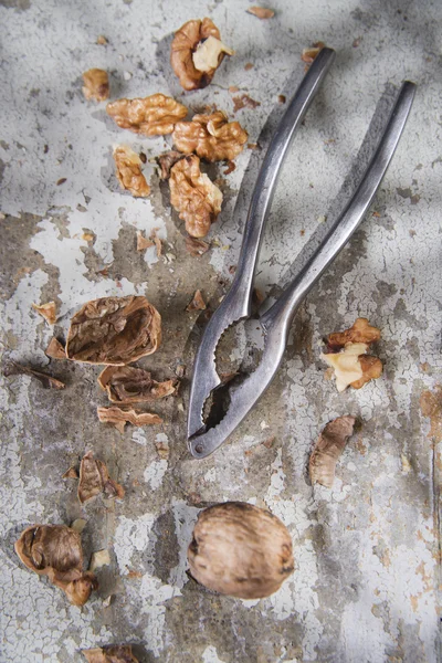 Schiaccianoci con noci — Foto Stock