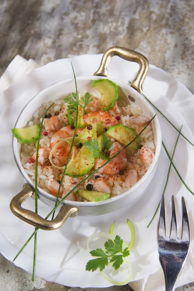 Reis mit Garnelen und Zucchini — Stockfoto