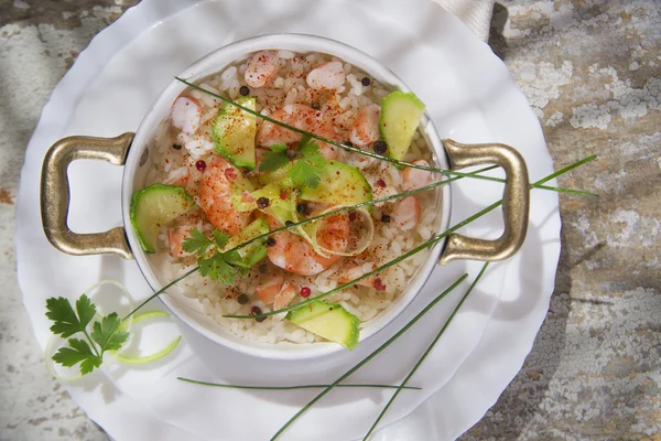 Arroz con gambas y calabacín — Foto de Stock