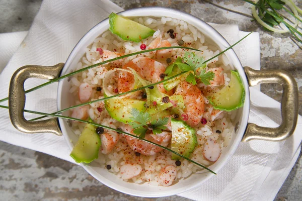 Reis mit Garnelen und Zucchini — Stockfoto