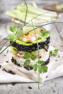 Kule karides ve kabak ile siyah ve beyaz pirinç