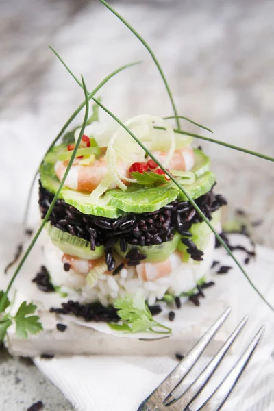 Torre di riso bianco e nero con gamberetti e zucchine — Foto Stock