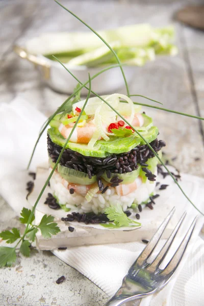 Torre de arroz blanco y negro con camarones y calabacín — Foto de Stock