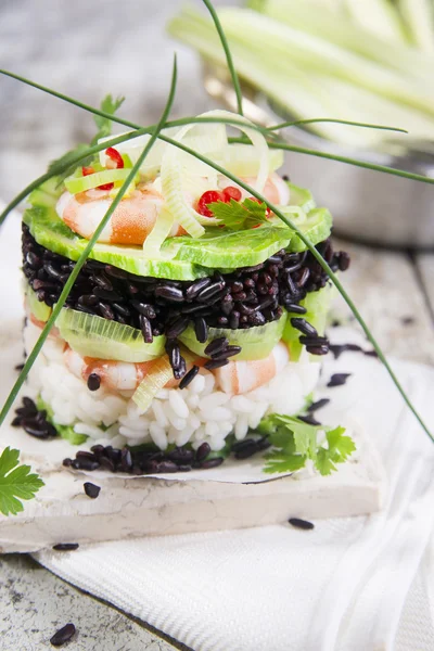 Torre di riso bianco e nero con gamberetti e zucchine — Foto Stock