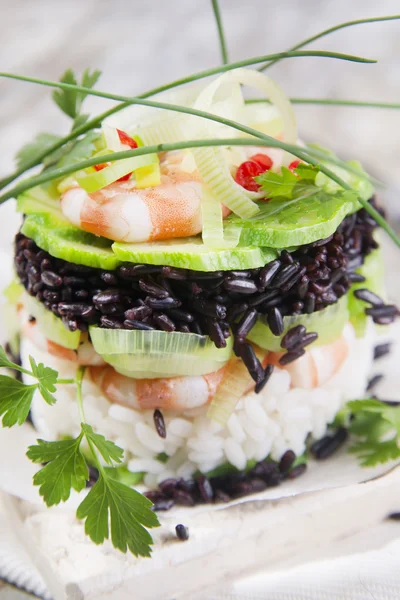 Tower of black and white rice with shrimp and zucchini — Stock Photo, Image
