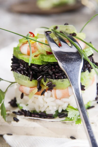 Torre di riso bianco e nero con gamberetti e zucchine — Foto Stock