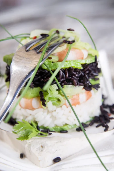 Torre di riso bianco e nero con gamberetti e zucchine — Foto Stock