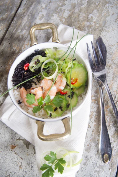 Risotto blanco y negro con camarones y calabacín — Foto de Stock