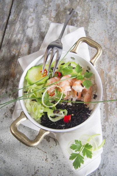 Schwarz-weißes Risotto mit Garnelen und Zucchini — Stockfoto
