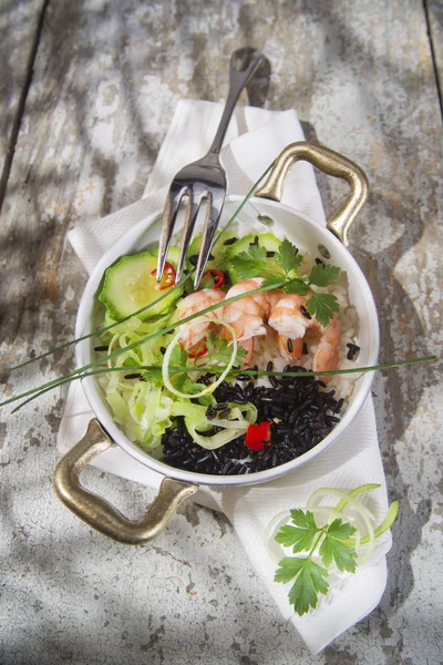 Risotto blanco y negro con camarones y calabacín — Foto de Stock