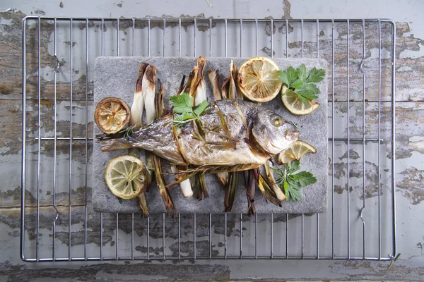 Dorade im Ofen gebacken — Stockfoto