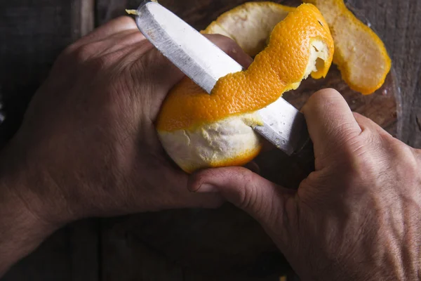 Sbucciare un'arancia — Foto Stock