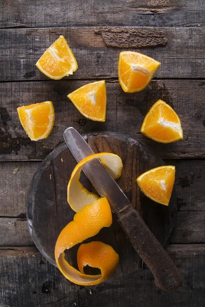 Peel an orange — Stock Photo, Image