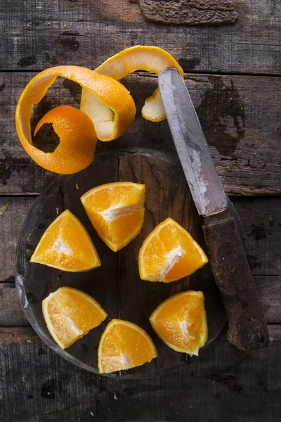 オレンジの皮をむく — ストック写真