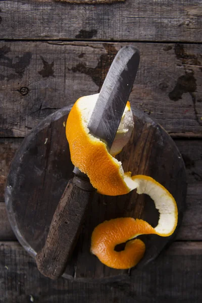 Очисти апельсин — стоковое фото