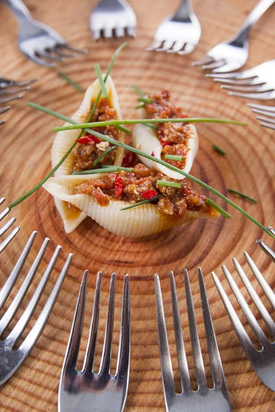 Conchas de pasta con salsa de carne —  Fotos de Stock