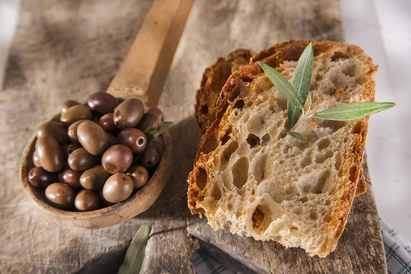 Brot und Oliven — Stockfoto