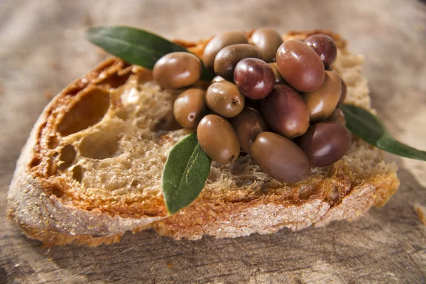 Bread and olives — Stock Photo, Image