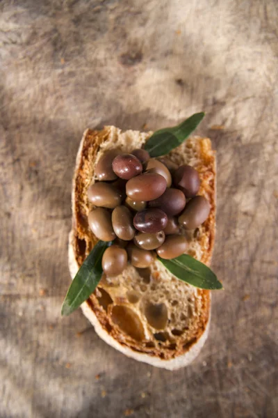 Brood en olijven — Stockfoto