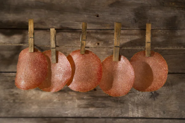 Segmenten van salami opknoping — Stockfoto