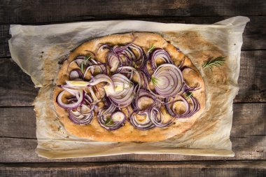 Focaccia kırmızı soğan ile