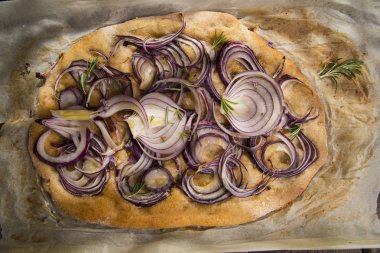 Focaccia kırmızı soğan ile
