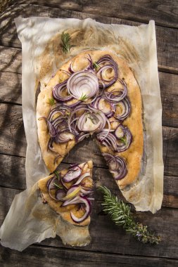 Focaccia kırmızı soğan ile