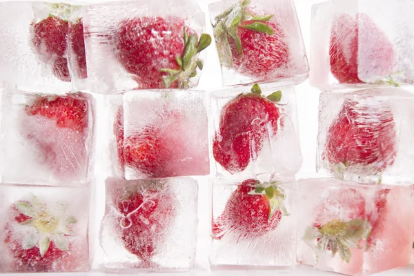 Cubos de gelo com morangos Imagens De Bancos De Imagens