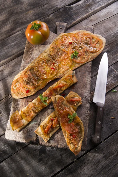 Focaccia con tomate —  Fotos de Stock