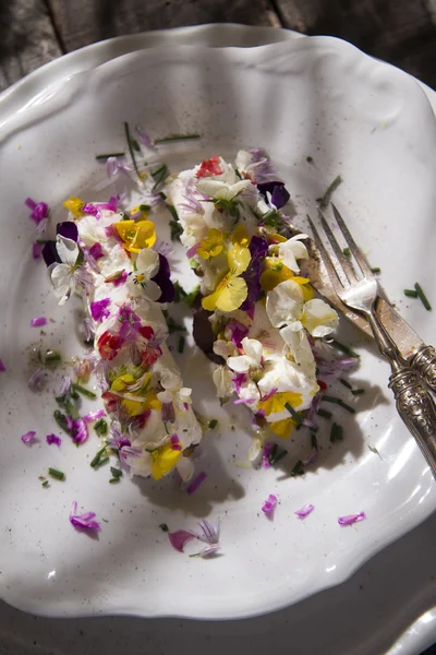 Queso de cabra con flores comestibles — Foto de Stock