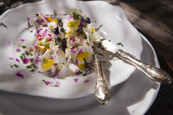 Goat cheese with edible flowers — Stock Photo, Image