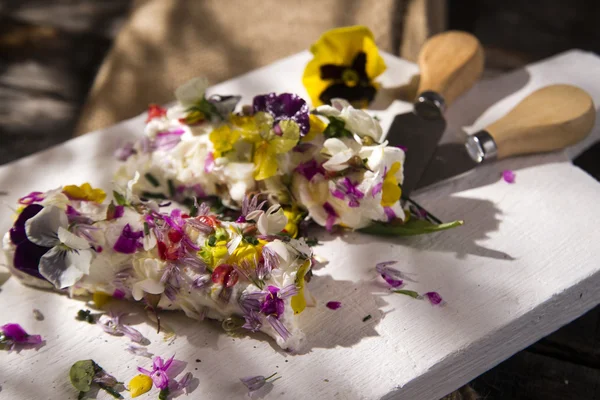 Ziegenkäse mit essbaren Blüten — Stockfoto