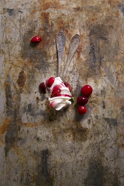 Eis mit Kirschen — Stockfoto