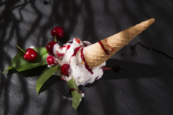 Zmrzlina s třešněmi — Stock fotografie