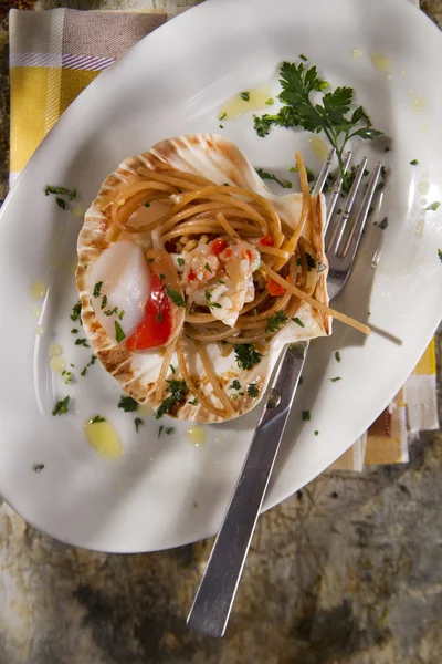 Spaghetti with scallops — Stock Photo, Image