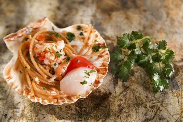 Spaghetti met Sint-jakobsschelpen — Stockfoto