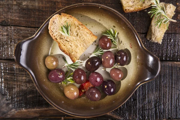 Bread and olives — Stock Photo, Image