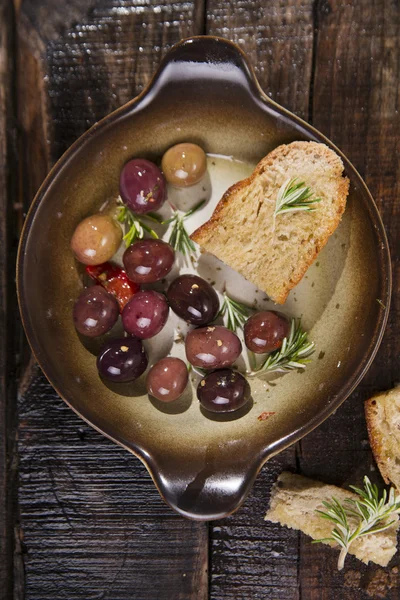 Bread and olives — Stock Photo, Image