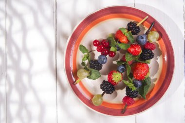 Çilek tencerede şiş