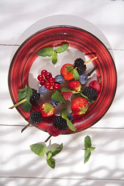 Skewer of berries in pot — Stock Photo, Image