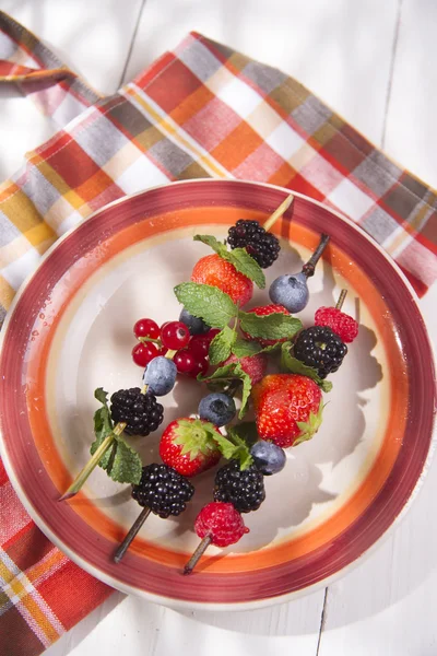 Spieß von Beeren im Topf — Stockfoto