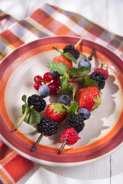 Spieß von Beeren im Topf — Stockfoto