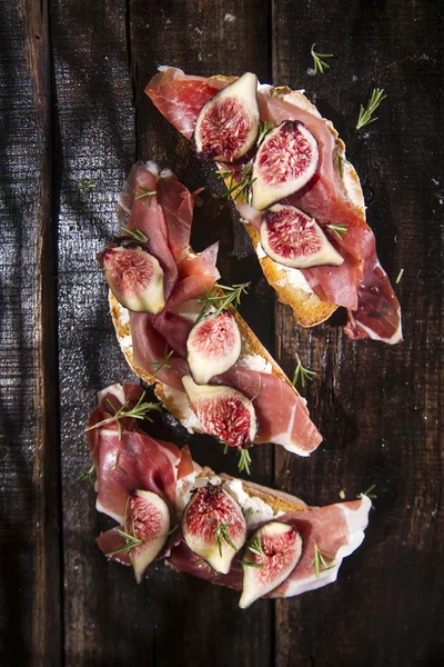 Figs and prosciutto bruschetta — Stock Photo, Image