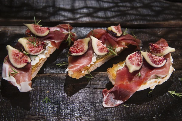 Higos y prosciutto bruschetta — Foto de Stock