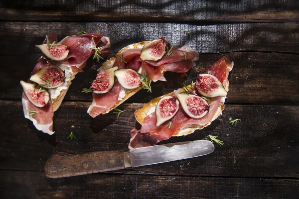 Fikon och prosciutto bruschetta — Stockfoto